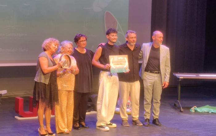 El almonteño Nico Martínez triunfa en UHU Rueda con “Claveles”, ganadora de la tercera edición del festival