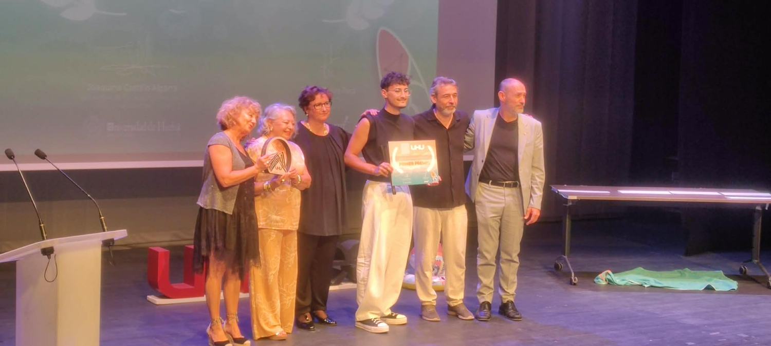 El almonteño Nico Martínez triunfa en UHU Rueda con “Claveles”, ganadora de la tercera edición del festival