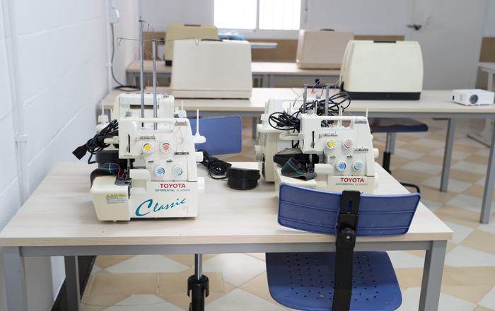 Aprender un oficio sin salir de Almonte: el antiguo Lipruama acoge un nuevo curso de costura