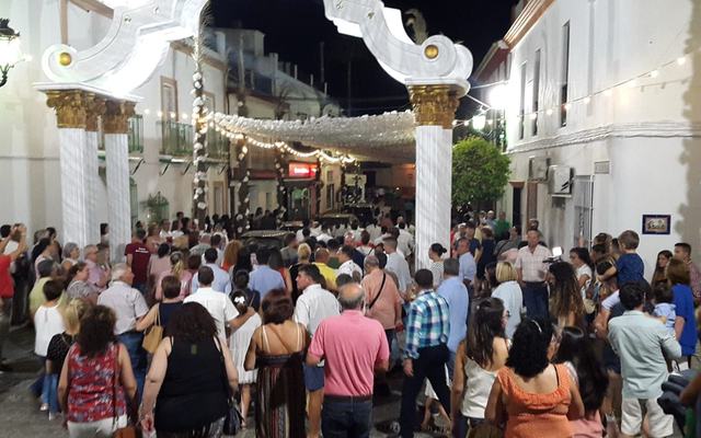 Almonte se prepara para la llegada de la Pastora con la instalación prevista de más de 1.200 postes decorativos