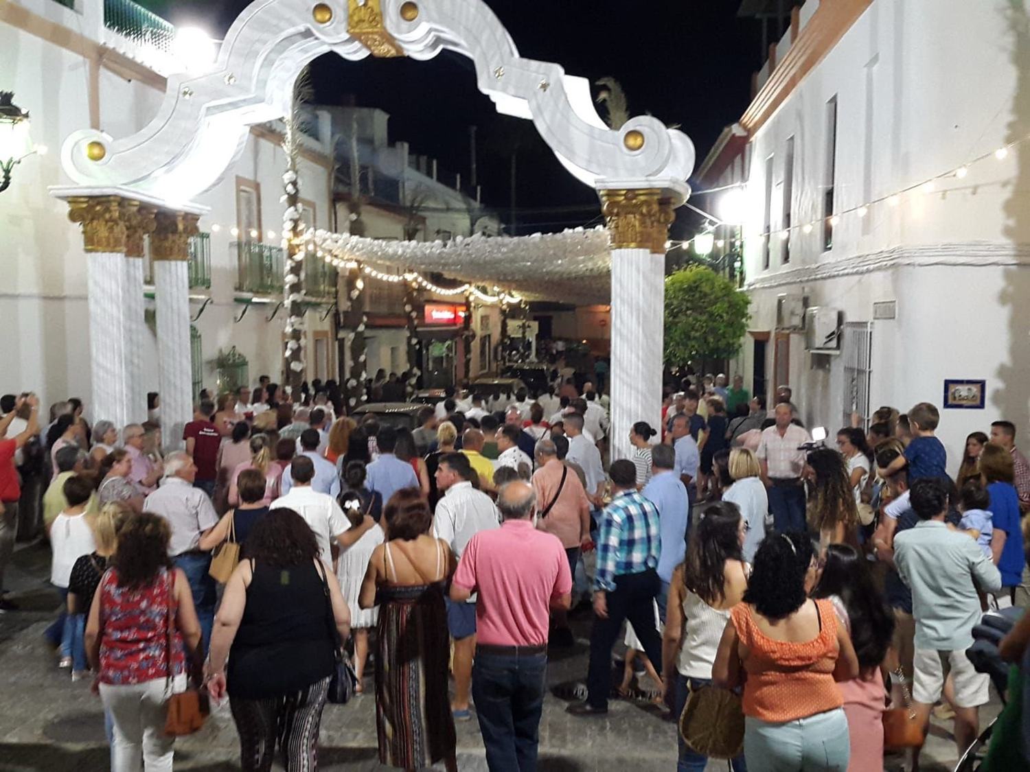 Almonte se prepara para la llegada de la Pastora con la instalación prevista de más de 1.200 postes decorativos