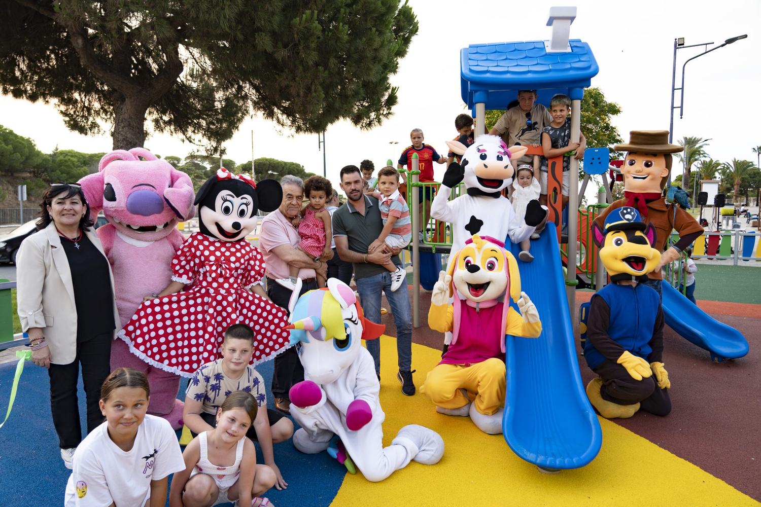 Matalascañas estrena un renovado parque infantil en la Avenida de las Adelfas