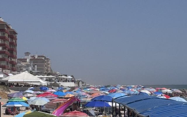 Matalascañas registra una gran afluencia de visitantes en un sábado de junio