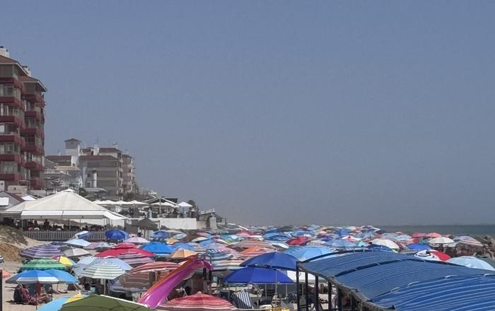 Matalascañas registra una gran afluencia de visitantes en un sábado de junio