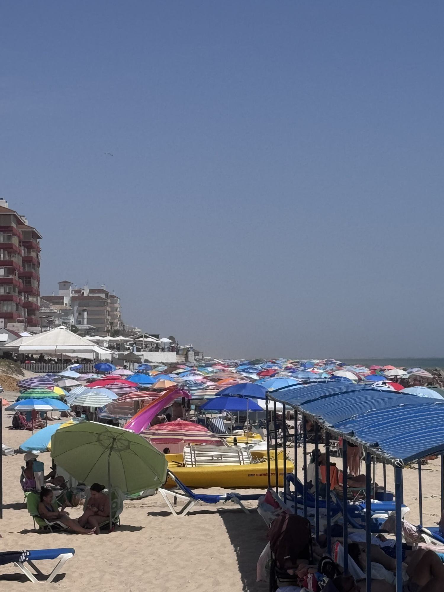 Matalascañas registra una gran afluencia de visitantes en un sábado de junio