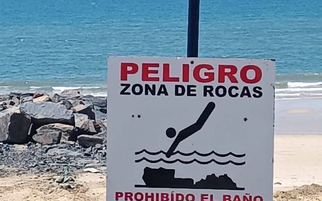 Matalascañas: Policía Local y socorristas alertan del peligro de saltar desde La Peña y los espigones