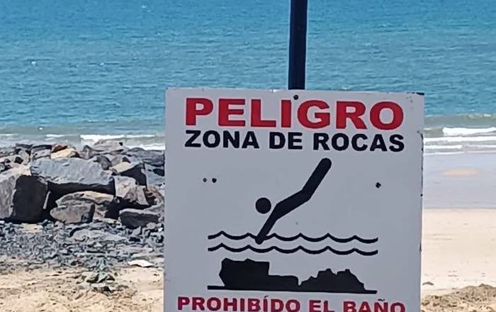Matalascañas: Policía Local y socorristas alertan del peligro de saltar desde La Peña y los espigones