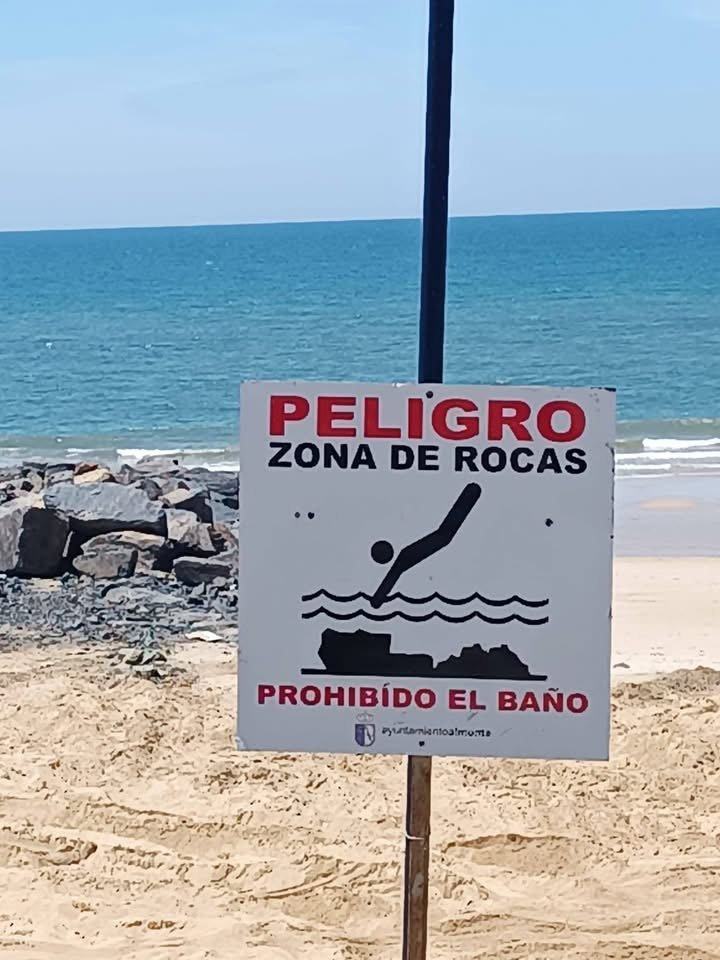 Matalascañas: Policía Local y socorristas alertan del peligro de saltar desde La Peña y los espigones