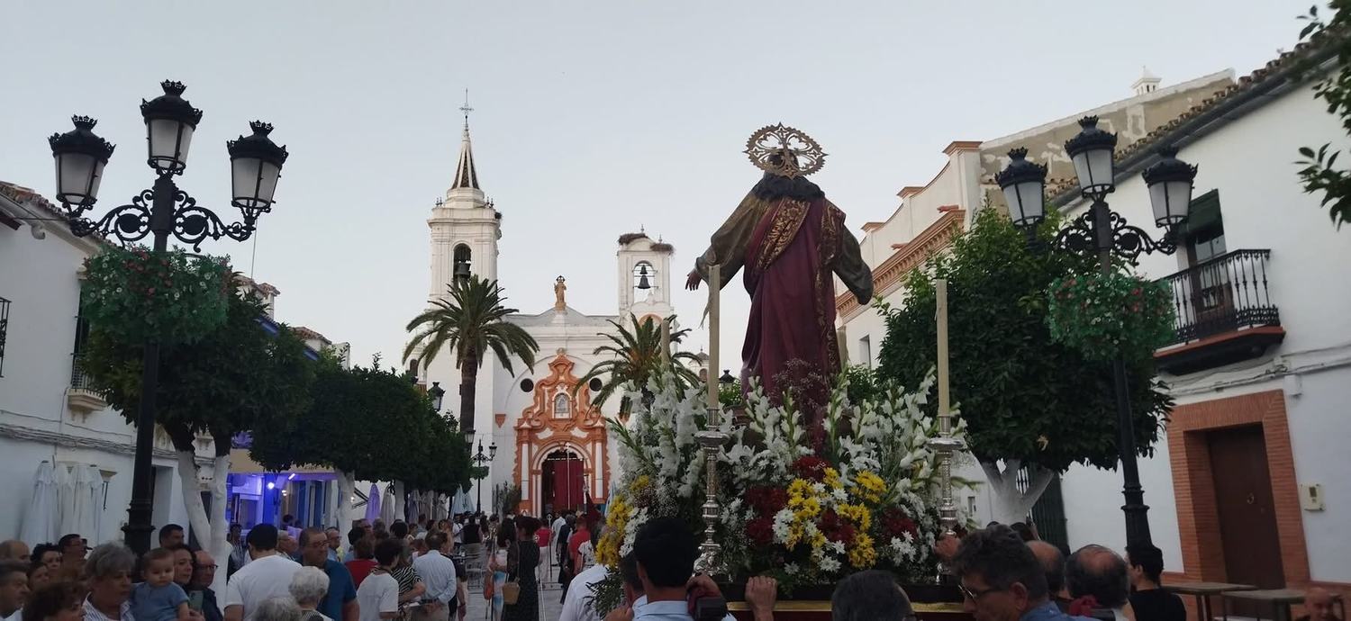 El Sagrado Corazón de Jesús recorrió ayer las calles de Almonte poniendo fin a sus cultos anuales