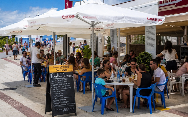 Ayuntamiento y concesionarios refuerzan la coordinación para mejorar los servicios en la playa de Matalascañas