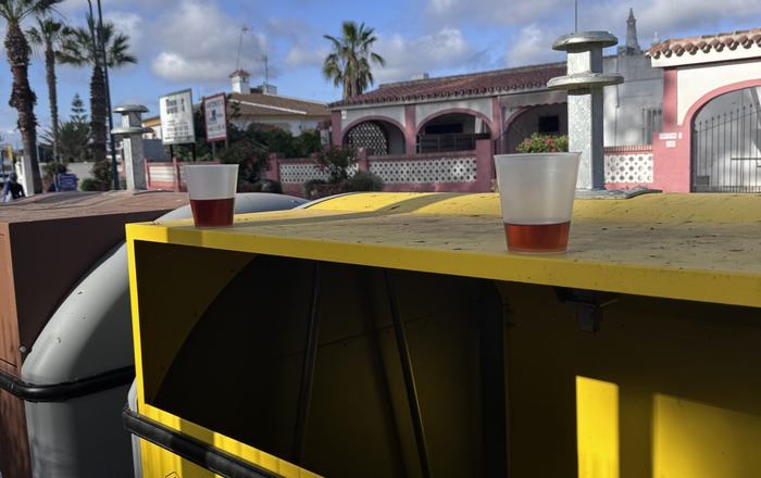 Contenedores vacíos, vasos llenos
