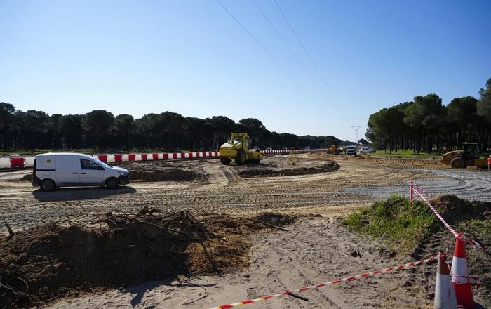 El carril BUS-VAO entre Almonte y El Rocío avanza a buen ritmo y gana visibilidad sobre el terreno