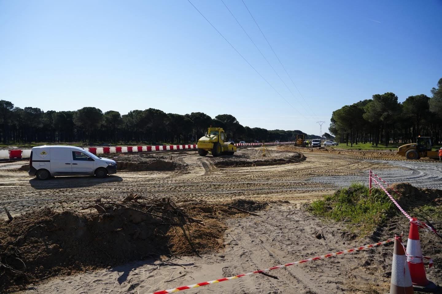 El carril BUS-VAO entre Almonte y El Rocío avanza a buen ritmo y gana visibilidad sobre el terreno