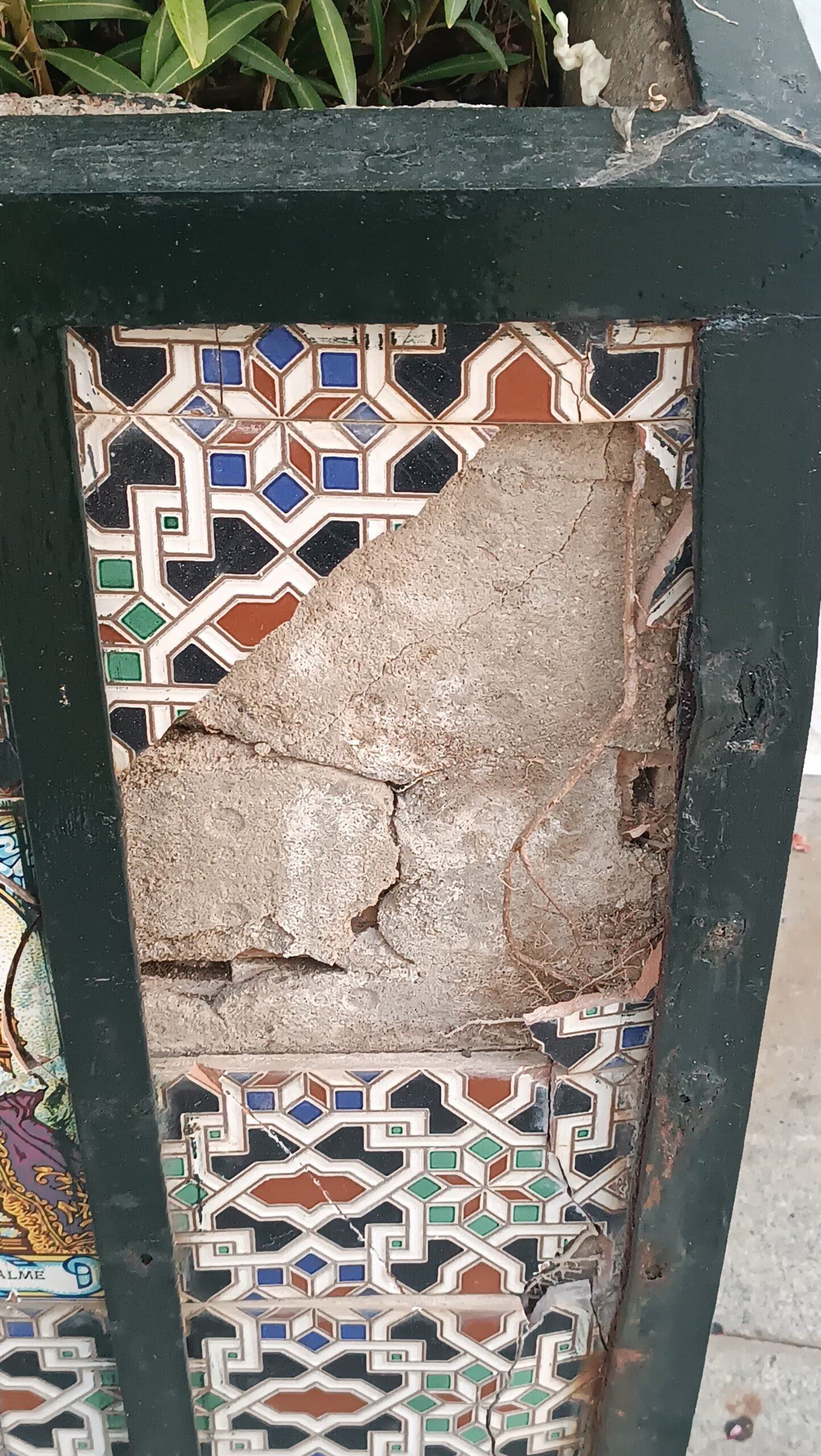 La Plaza Virgen del Rocío se prepara para la Venida de la Virgen con una renovación de sus maceteros