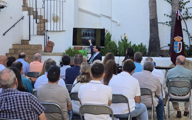 Manuel Galán cautiva al público con una magistral conferencia sobre los traslados de la Virgen del Rocío