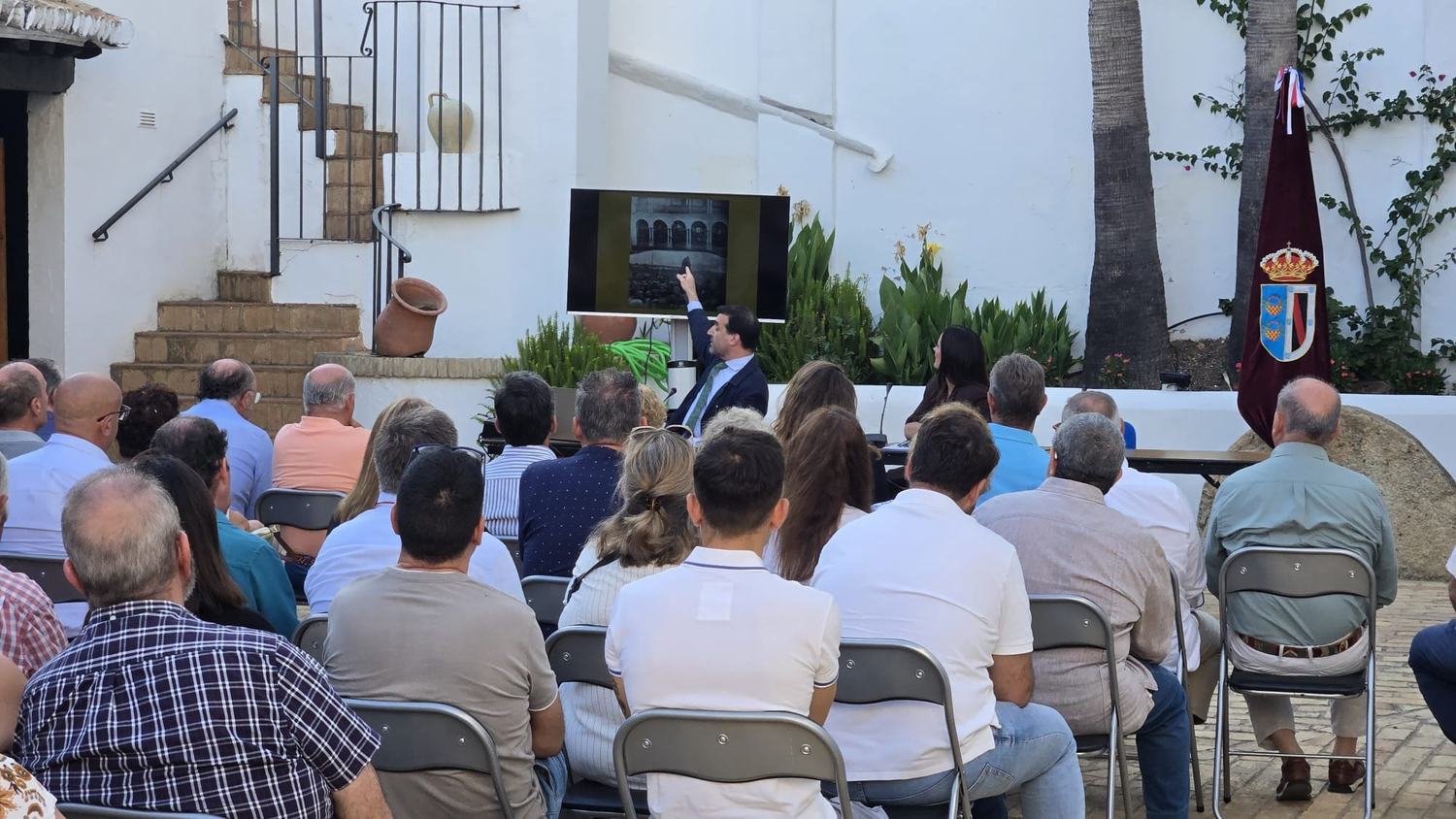 Manuel Galán cautiva al público con una magistral conferencia sobre los traslados de la Virgen del Rocío