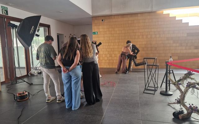 La firma Álvaro Moreno elige el Teatro Municipal Salvador Távora de Almonte para una sesión de moda