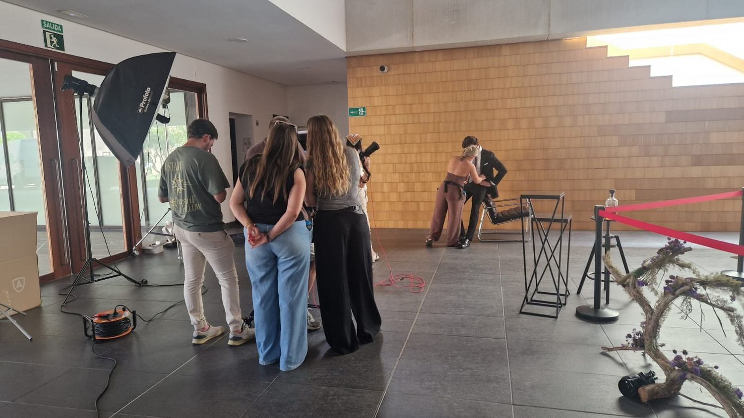 La firma Álvaro Moreno elige el Teatro Municipal Salvador Távora de Almonte para una sesión de moda