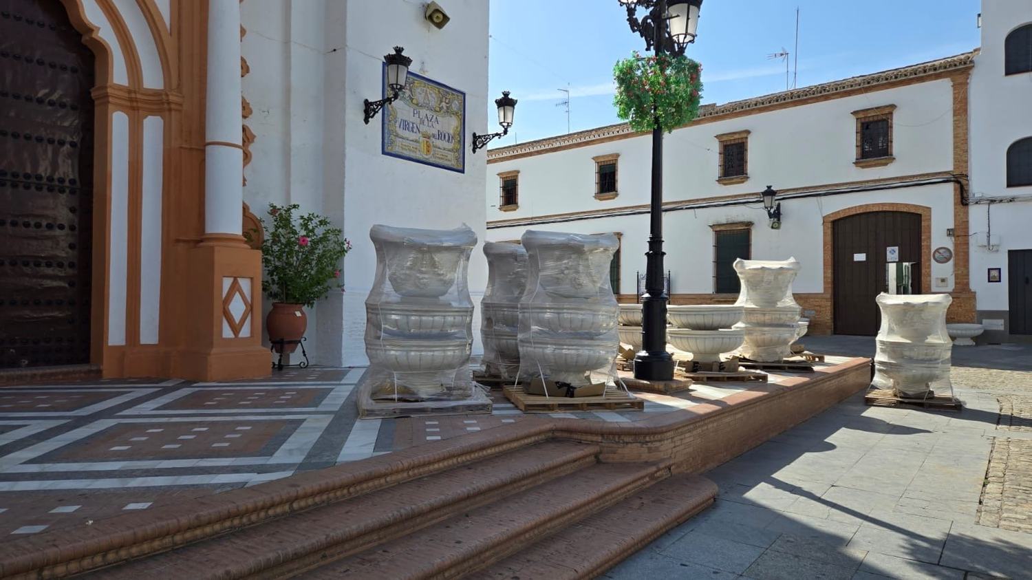 La Plaza Virgen del Rocío comienza su renovación de cara a la Venida de la Virgen 2026