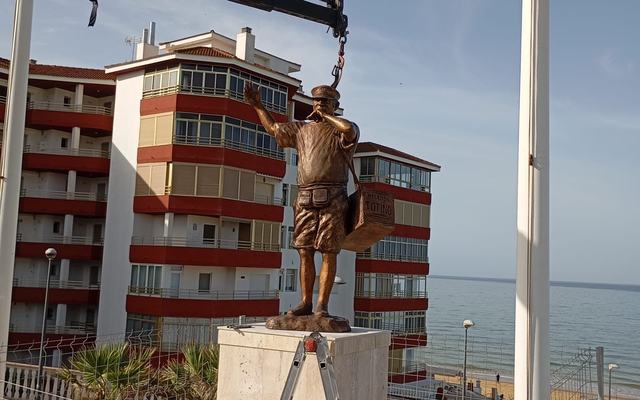 El Totino ya mira al mar: colocada la escultura que homenajea toda una vida de humildad y trabajo