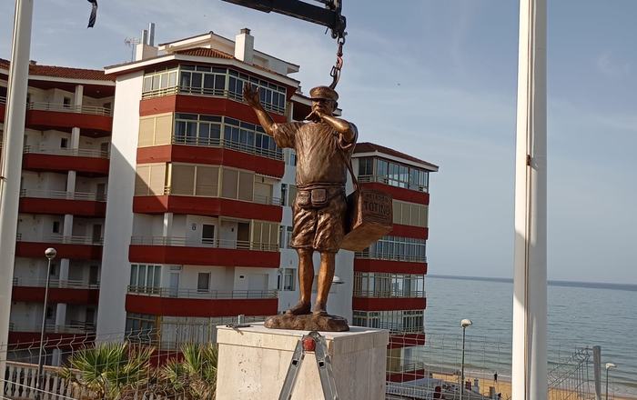 El Totino ya mira al mar: colocada la escultura que homenajea toda una vida de humildad y trabajo