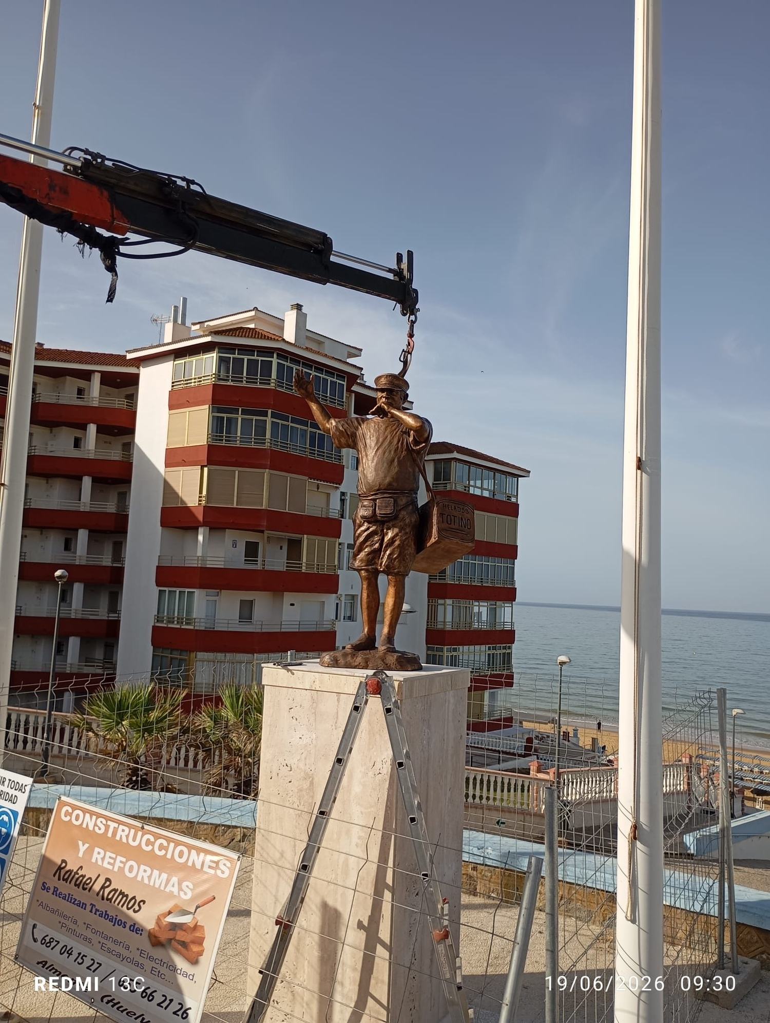 El Totino ya mira al mar: colocada la escultura que homenajea toda una vida de humildad y trabajo