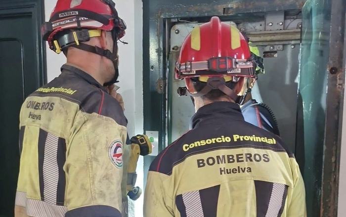 Rápida actuación de los servicios de emergencia permite rescatar a dos personas atrapadas en un ascensor en Matalascañas