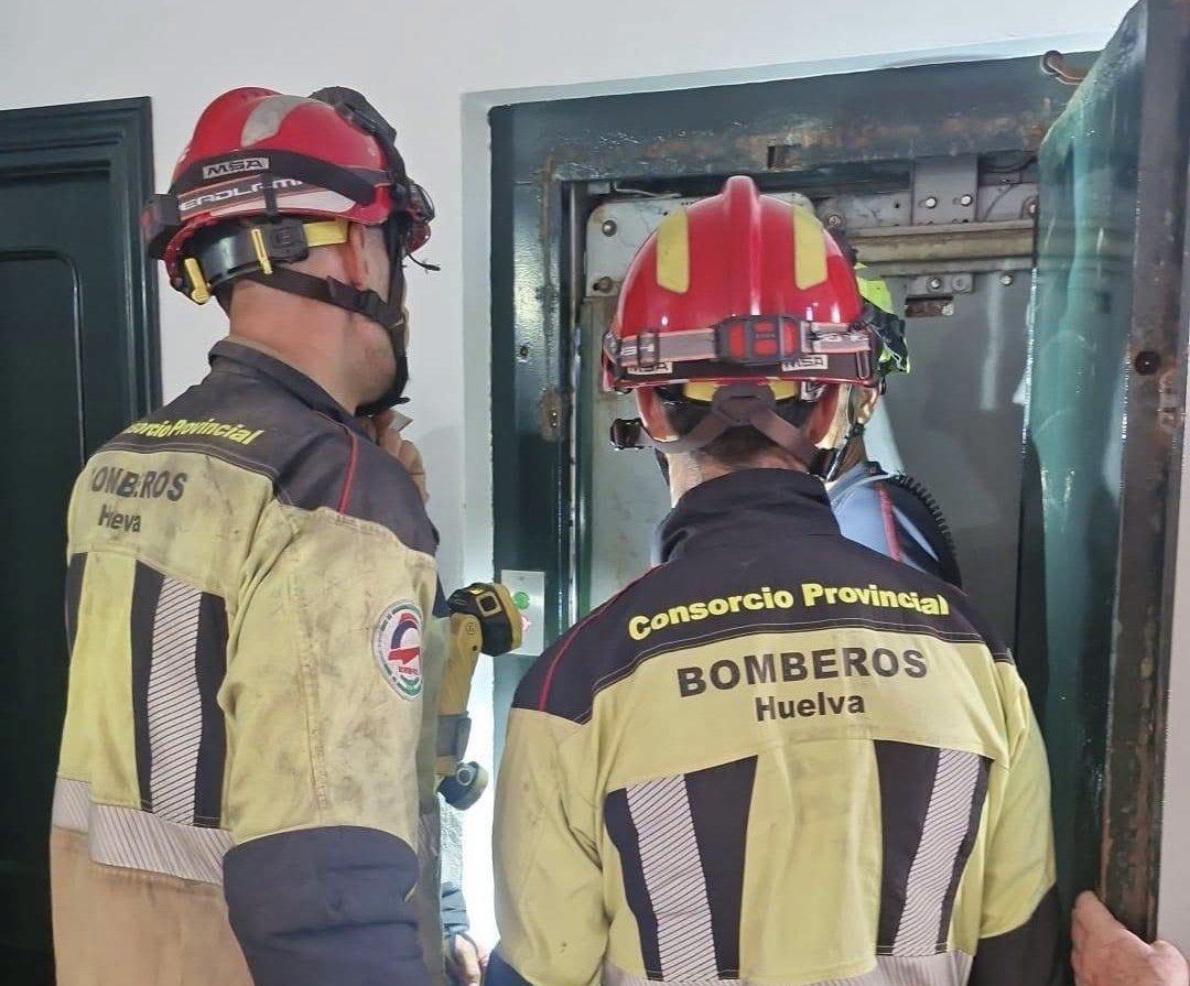 Rápida actuación de los servicios de emergencia permite rescatar a dos personas atrapadas en un ascensor en Matalascañas
