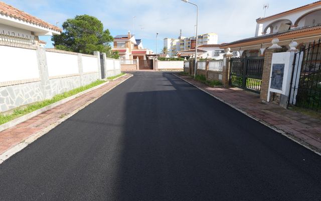 Éxito histórico en Matalascañas: culmina el mayor plan de asfaltado para transformar por completo su red viaria