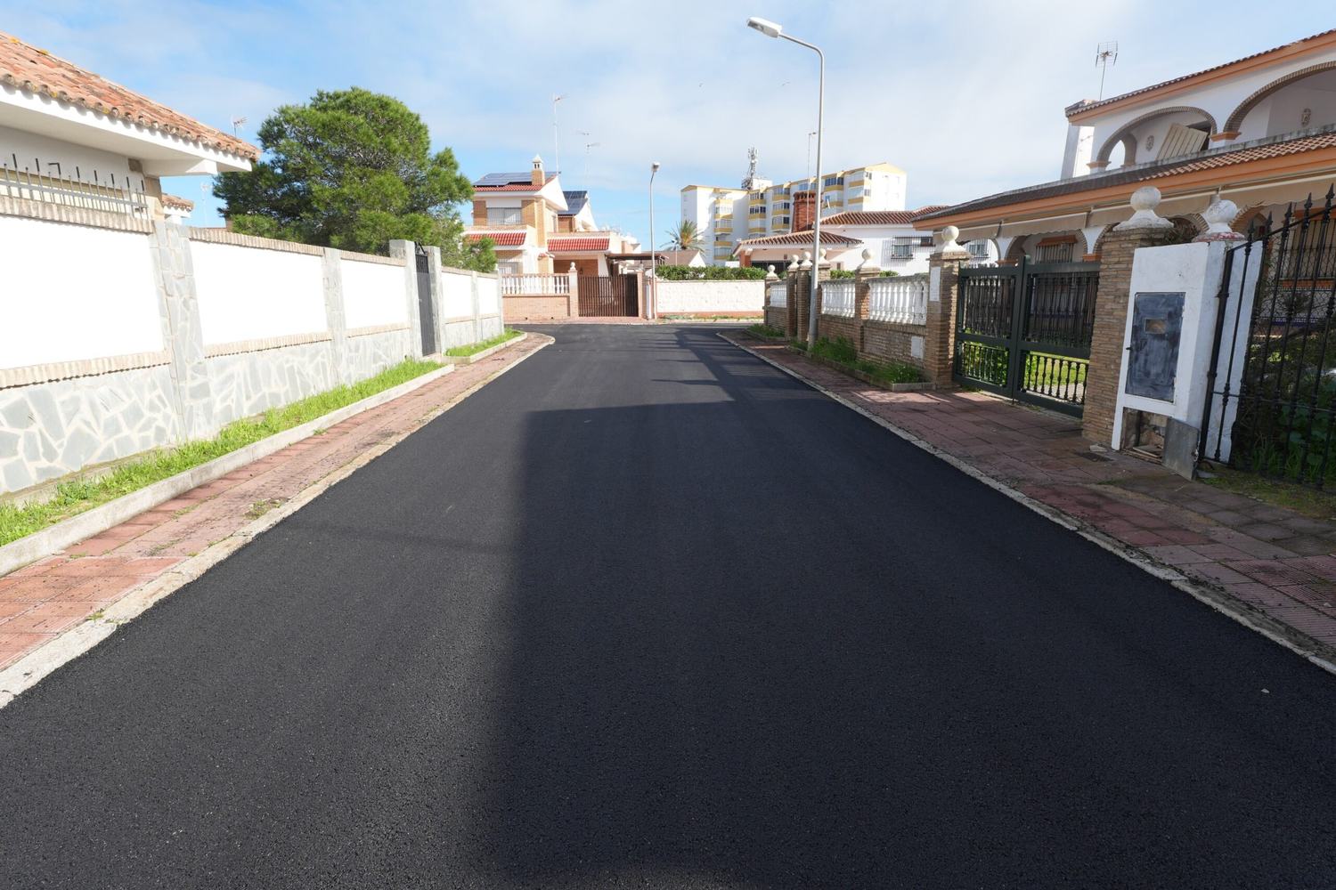 Éxito histórico en Matalascañas: culmina el mayor plan de asfaltado para transformar por completo su red viaria