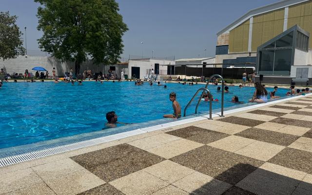 La piscina olímpica municipal de Almonte arrasa tras adelantar su apertura: más de 400 usuarios diarios y varios llenos absolutos