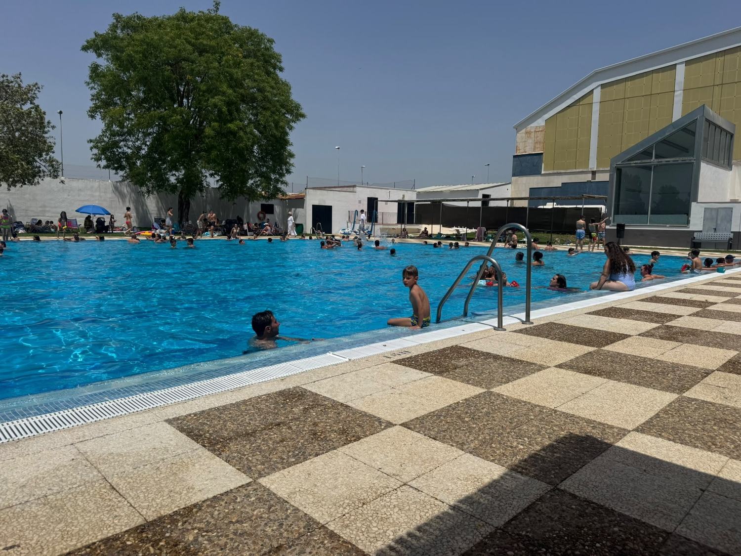 La piscina olímpica municipal de Almonte arrasa tras adelantar su apertura: más de 400 usuarios diarios y varios llenos absolutos