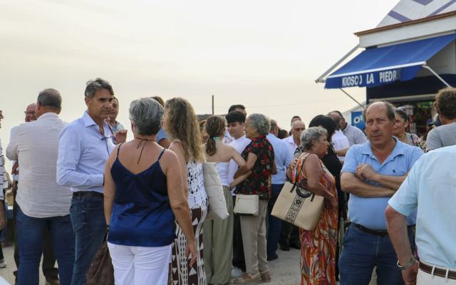La emotiva inauguración de la escultura a Totino reúne a vecinos, familiares y amigos en Matalascañas
