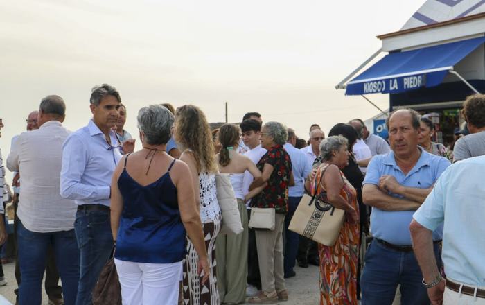 La emotiva inauguración de la escultura a Totino reúne a vecinos, familiares y amigos en Matalascañas