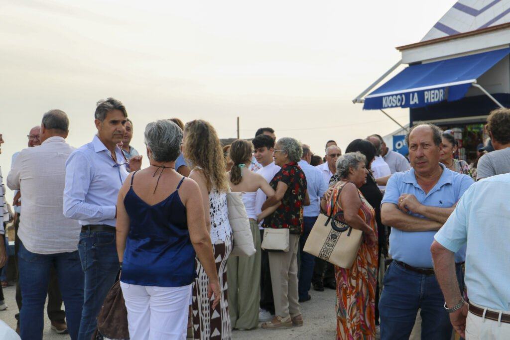 La emotiva inauguración de la escultura a Totino reúne a vecinos, familiares y amigos en Matalascañas