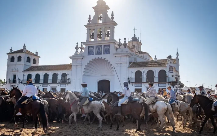 La Saca de las Yeguas cambia de horario: estas son las horas previstas para ver pasar las tropas por El Rocío y Almonte
