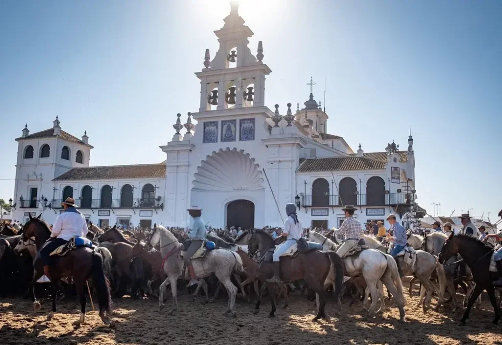 La Saca de las Yeguas cambia de horario: estas son las horas previstas para ver pasar las tropas por El Rocío y Almonte