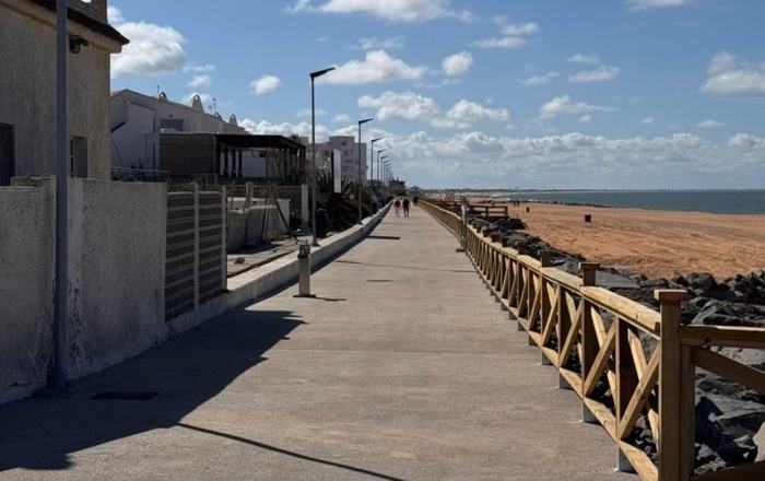 Los vecinos de Pueblo Andaluz, divididos tras la finalización de las obras del Paseo Marítimo