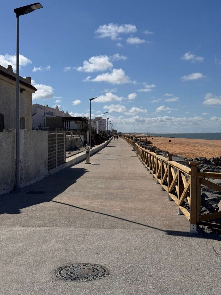 Los vecinos de Pueblo Andaluz, divididos tras la finalización de las obras del Paseo Marítimo
