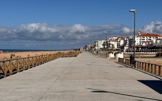 Los vecinos de Pueblo Andaluz no logran un acuerdo sobre las obras del Paseo Marítimo