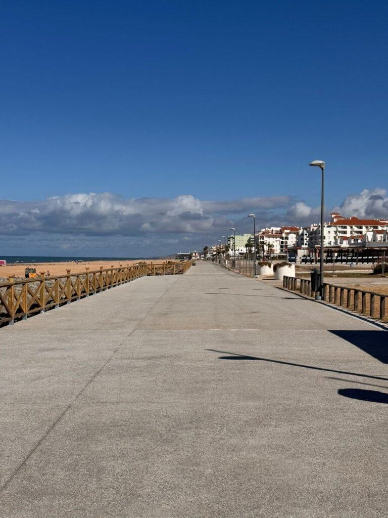 Los propietarios del Pueblo Andaluz no logran un consenso sobre las actuaciones pendientes junto al Paseo Marítimo
