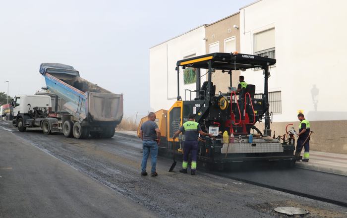 Continúa el asfaltado de 26 calles de Almonte con la renovación de la calle Pastorcito