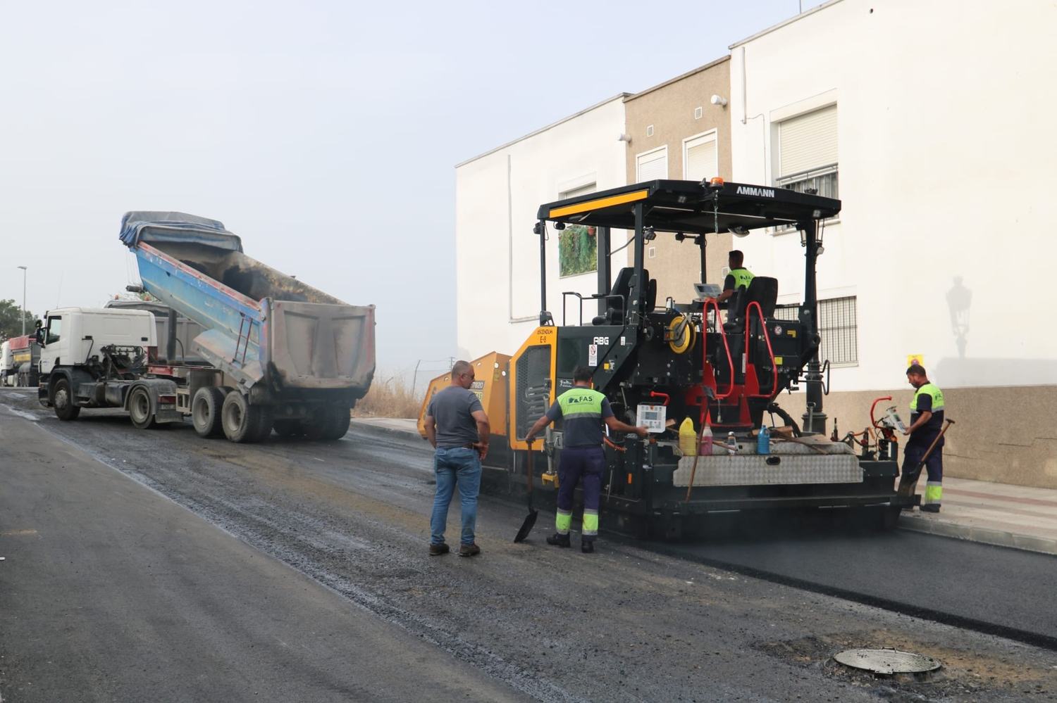 Continúa el asfaltado de 26 calles de Almonte con la renovación de la calle Pastorcito