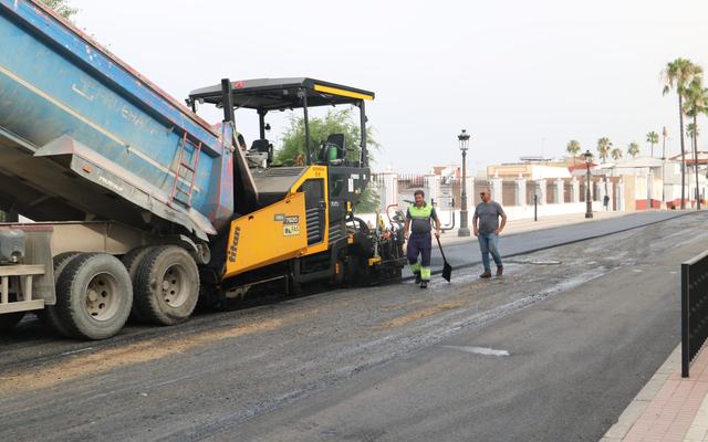 El mayor plan de asfaltado de la historia reciente de Almonte llega a la calle Vázquez Díaz