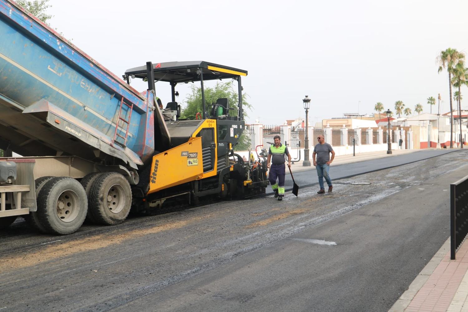 El mayor plan de asfaltado de la historia reciente de Almonte llega a la calle Vázquez Díaz