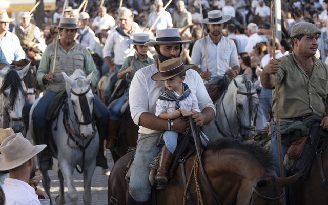La entrada de las yeguas emociona a Almonte: el orgullo de un pueblo que mantiene viva su tradición más ancestral