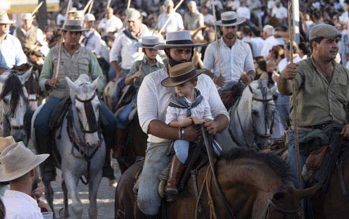 La entrada de las yeguas emociona a Almonte: el orgullo de un pueblo que mantiene viva su tradición más ancestral