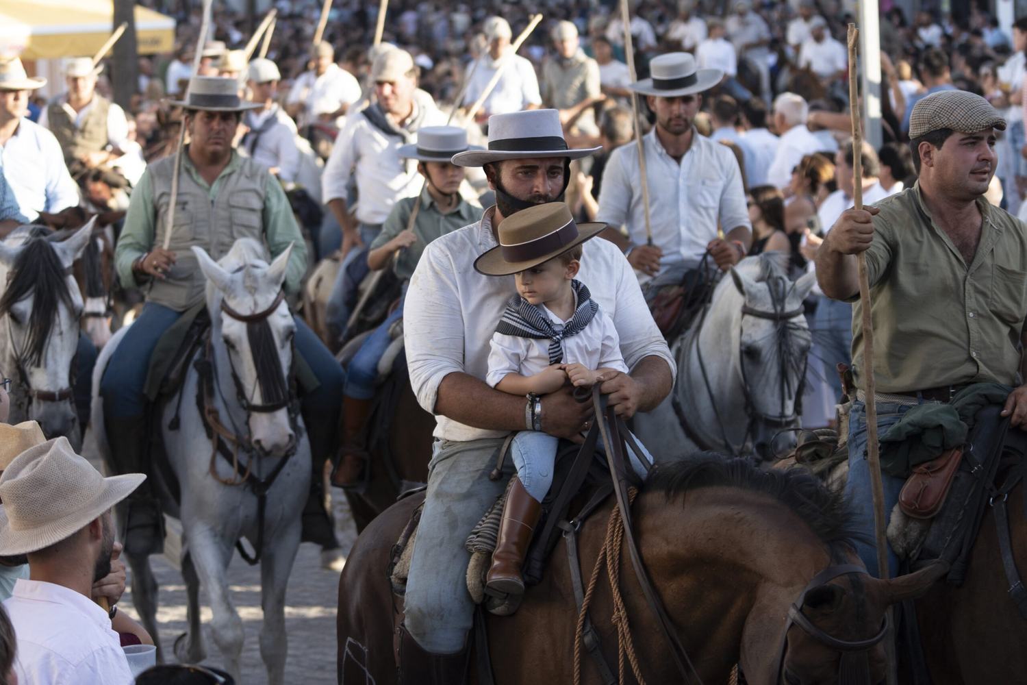 La entrada de las yeguas emociona a Almonte: el orgullo de un pueblo que mantiene viva su tradición más ancestral
