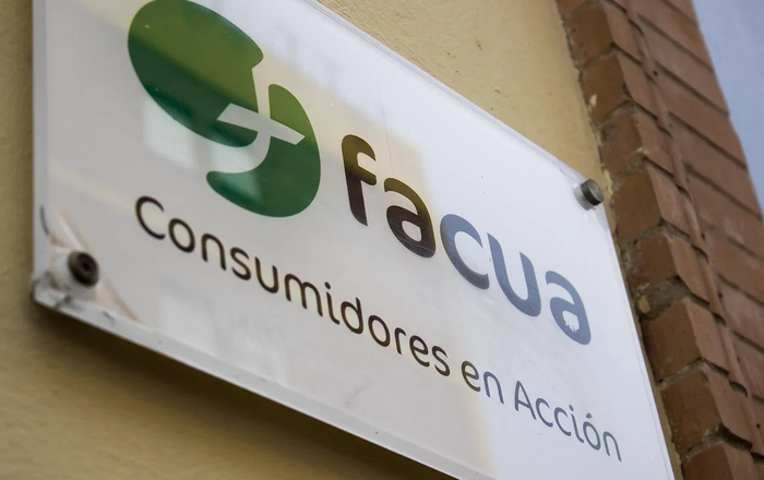 La polémica de las duchas enfrenta la innovación con la crítica de FACUA