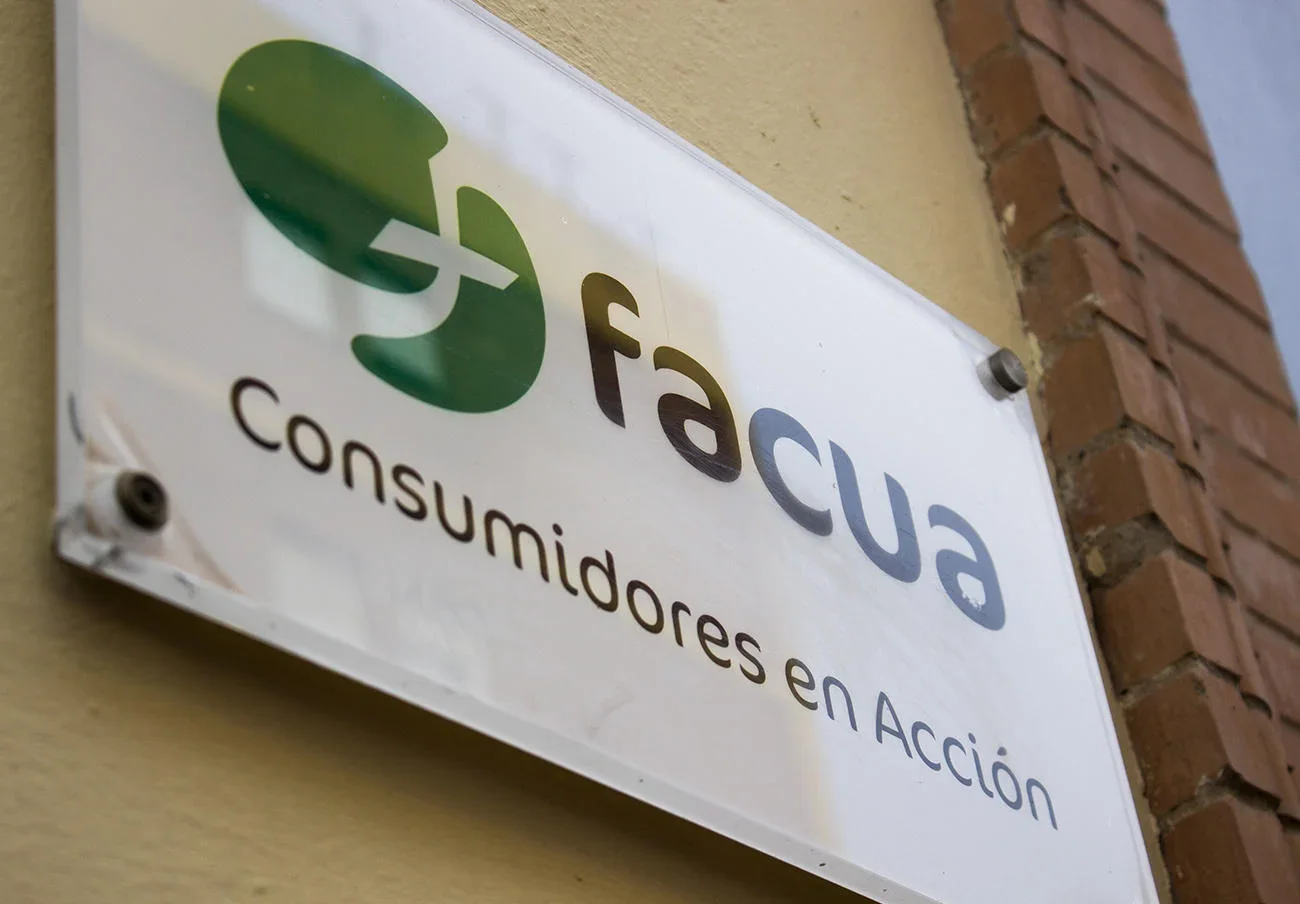 La polémica de las duchas enfrenta la innovación con la crítica de FACUA